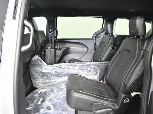 Used 2025 Chrysler Pacifica Select w/ Fav Edition Package image 19