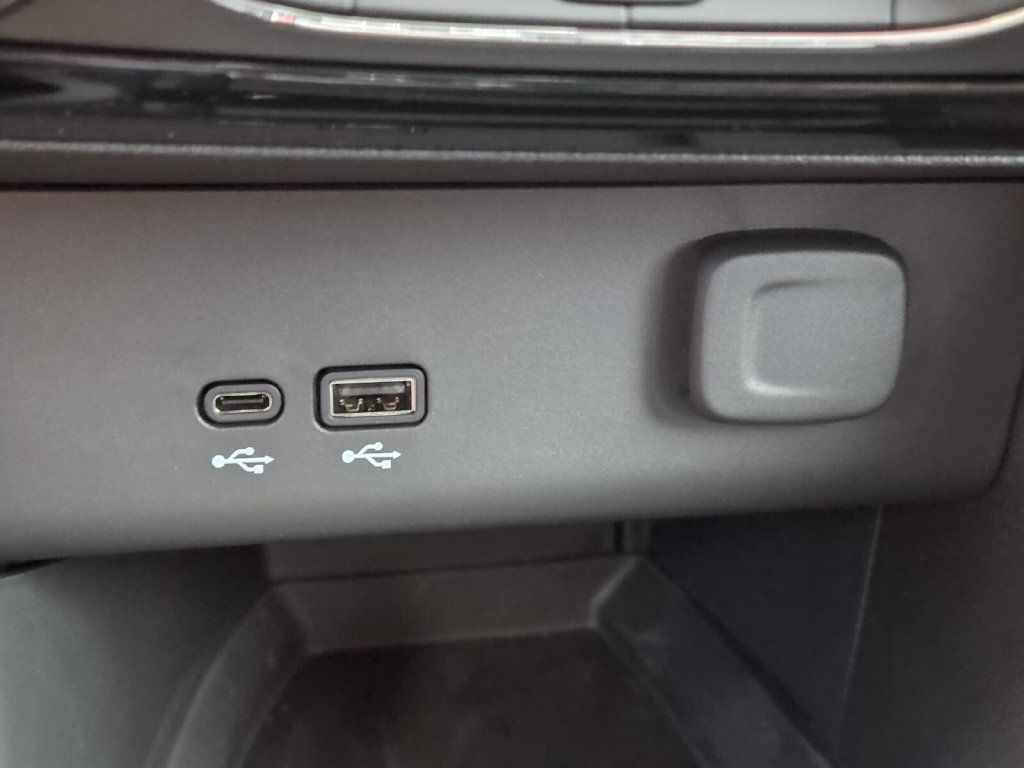 Used 2025 Buick Encore GX Sport Touring w/ Comfort Package FWD image 17