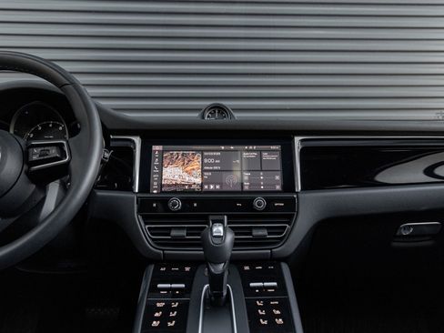 Certified 2025 Porsche Macan AWD/4WD image 20
