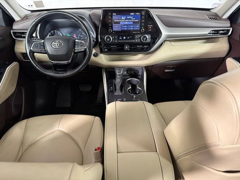 Used 2021 Toyota Highlander XLE FWD image 24