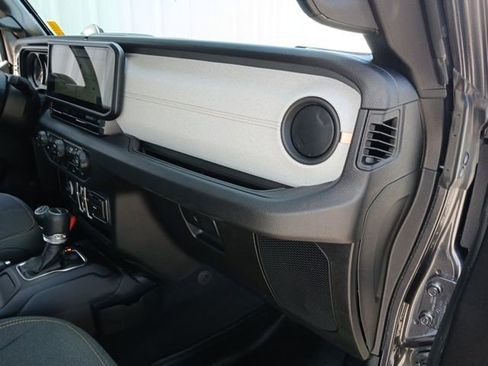 Used 2025 Jeep Gladiator Sport image 45