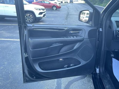 Used 2016 Dodge Grand Caravan SE FWD image 20