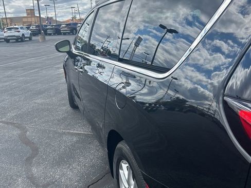 Used 2023 Chrysler Pacifica Touring-L FWD image 9
