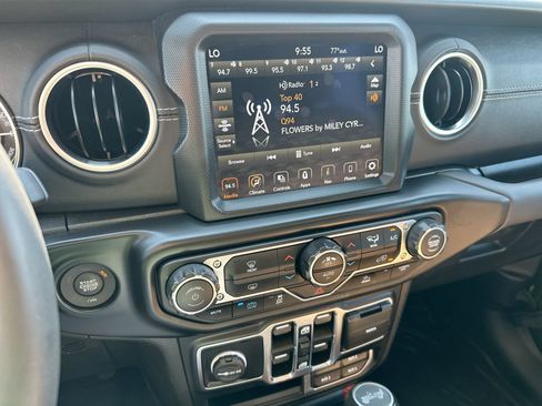 Used 2023 Jeep Wrangler Unlimited Sahara AWD/4WD image 16
