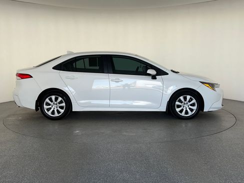 Used 2025 Toyota Corolla LE w/ Convenience Package image 2