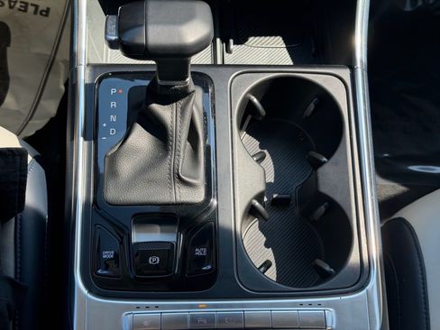 Used 2025 Kia Carnival EX FWD image 17