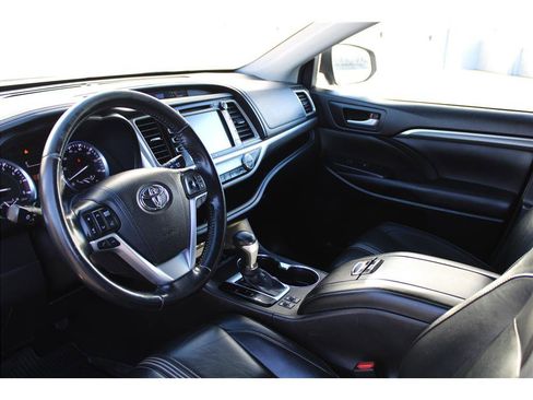 Used 2017 Toyota Highlander SE image 9
