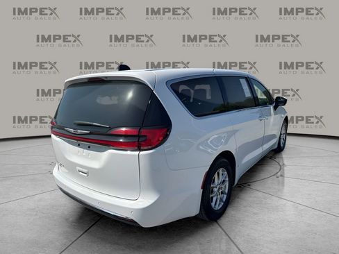 Used 2023 Chrysler Pacifica Touring-L FWD image 5