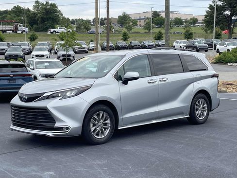 Used 2024 Toyota Sienna XLE FWD image 3