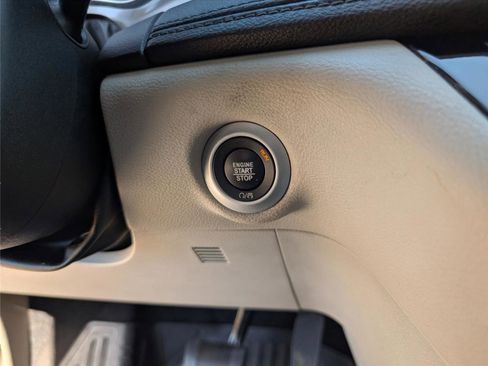 Used 2018 Chrysler Pacifica Limited image 21