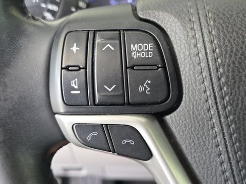 Used 2018 Toyota Highlander Plus FWD image 25