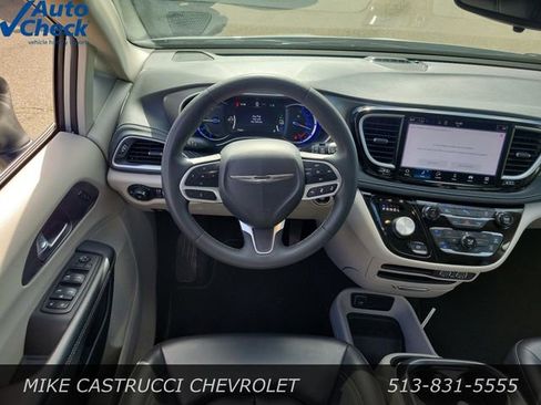 Used 2023 Chrysler Pacifica Touring-L FWD image 11