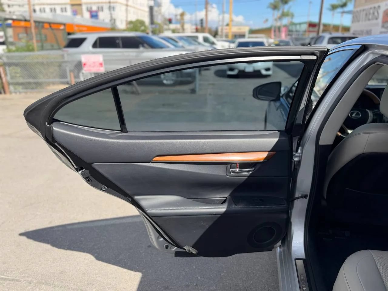 Used 2014 Lexus ES 300h w/ Premium Package w/Bamboo Trim FWD image 25