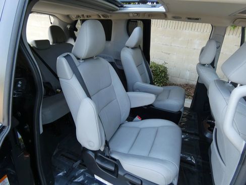 Used 2018 Toyota Sienna Limited image 34