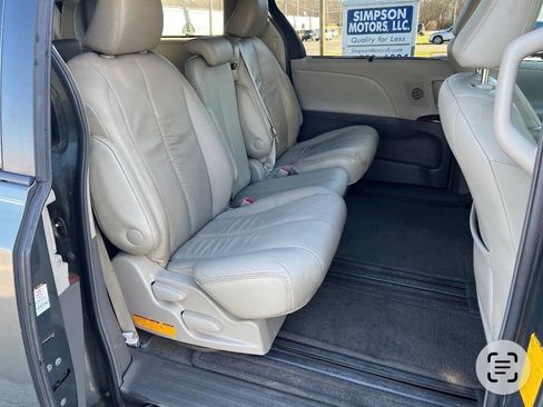 Used 2012 Toyota Sienna XLE w/ Premium Pkg image 11