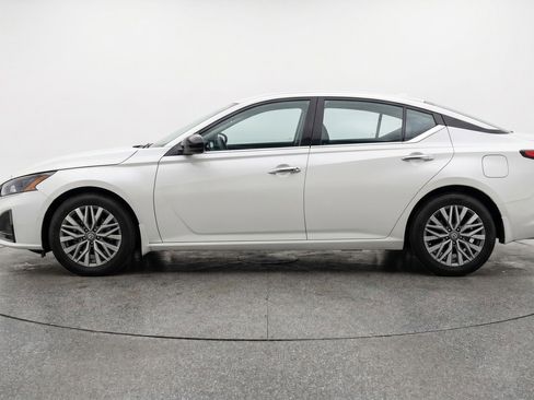 Used 2025 Nissan Altima 2.5 SV FWD image 5