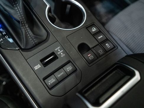 Used 2024 Toyota Highlander LE image 27