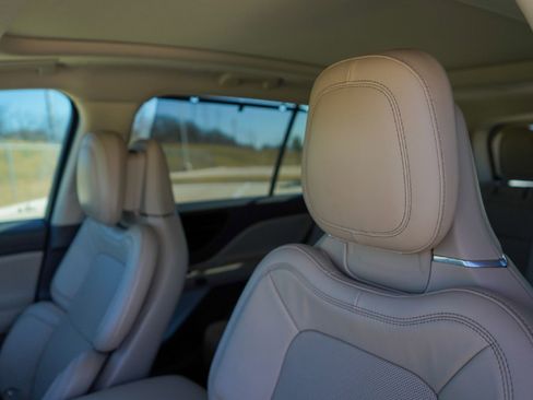 Used 2020 Lincoln Aviator Reserve w/ Equipment Group 202A image 9