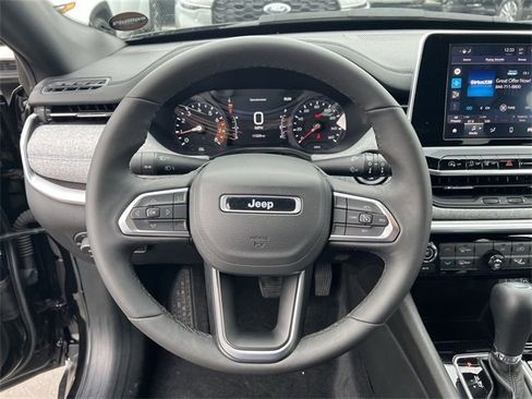 Used 2025 Jeep Compass Latitude image 11