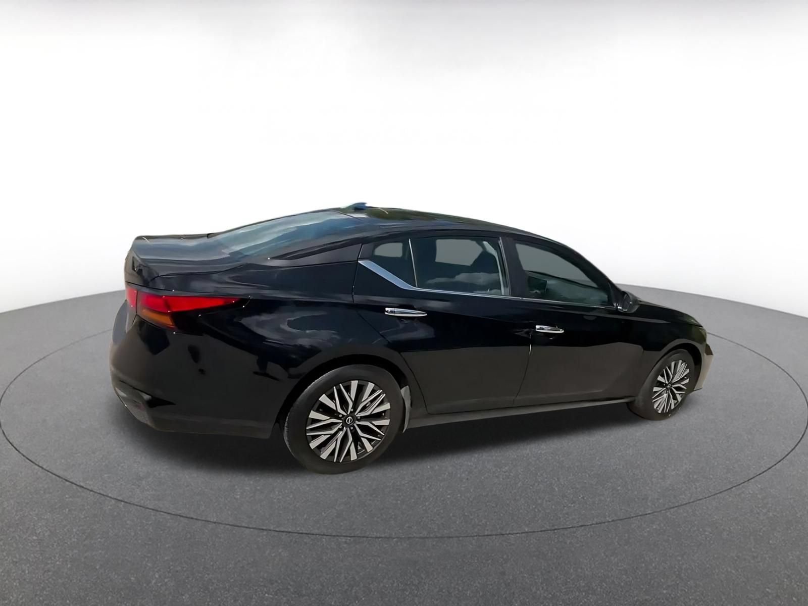 Used 2025 Nissan Altima 2.5 SV FWD image 13