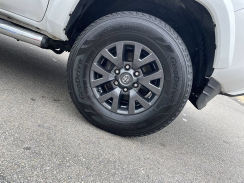 Certified 2023 Toyota Tacoma SR5 AWD/4WD image 11