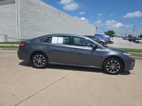 Used 2017 Toyota Avalon XLE FWD image 2