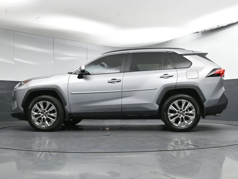 Used 2021 Toyota RAV4 XLE Premium image 30