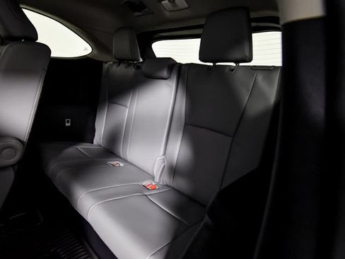 Used 2025 Toyota Highlander XLE AWD/4WD image 8