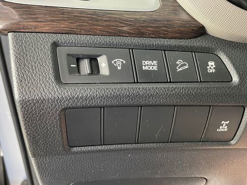 Used 2017 Hyundai Santa Fe SE AWD/4WD image 15