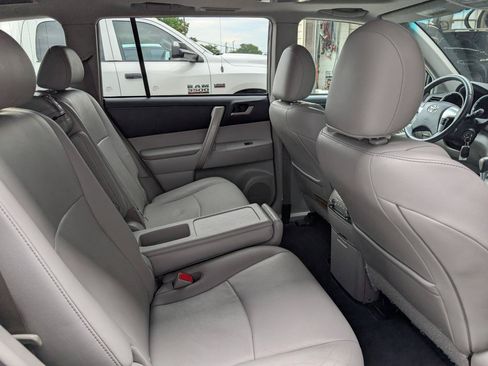 Used 2012 Toyota Highlander SE w/ Tow Pkg FWD image 22