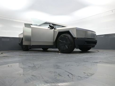 Used 2024 Tesla Cybertruck AWD Crew Cab image 37