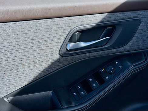 Used 2023 Nissan Rogue SV image 16