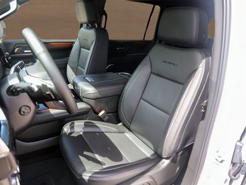Used 2025 GMC Yukon XL Denali AWD/4WD image 7