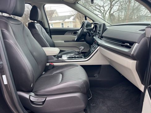 Certified 2024 Kia Carnival LX image 23