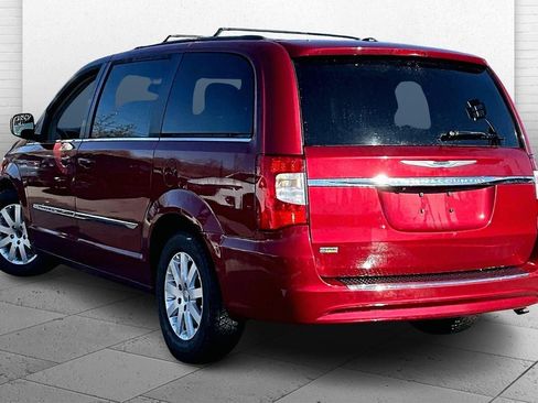 Used 2016 Chrysler Town & Country Touring image 9