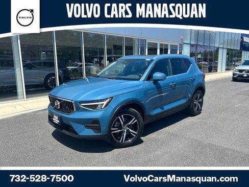 Used 2025 Volvo XC40 B5 Core AWD/4WD image 1