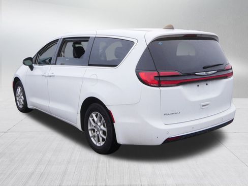Certified 2023 Chrysler Pacifica Touring-L image 5