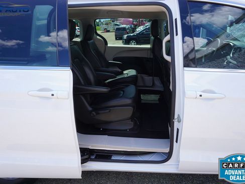 Used 2023 Chrysler Pacifica Touring-L FWD image 23