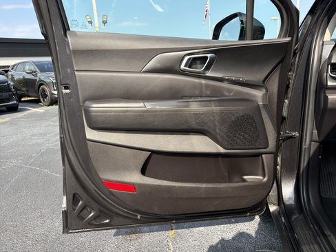 Used 2025 Kia Carnival SX w/ SX Dark Edition Package FWD image 8