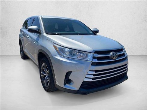 Used 2019 Toyota Highlander LE FWD image 7