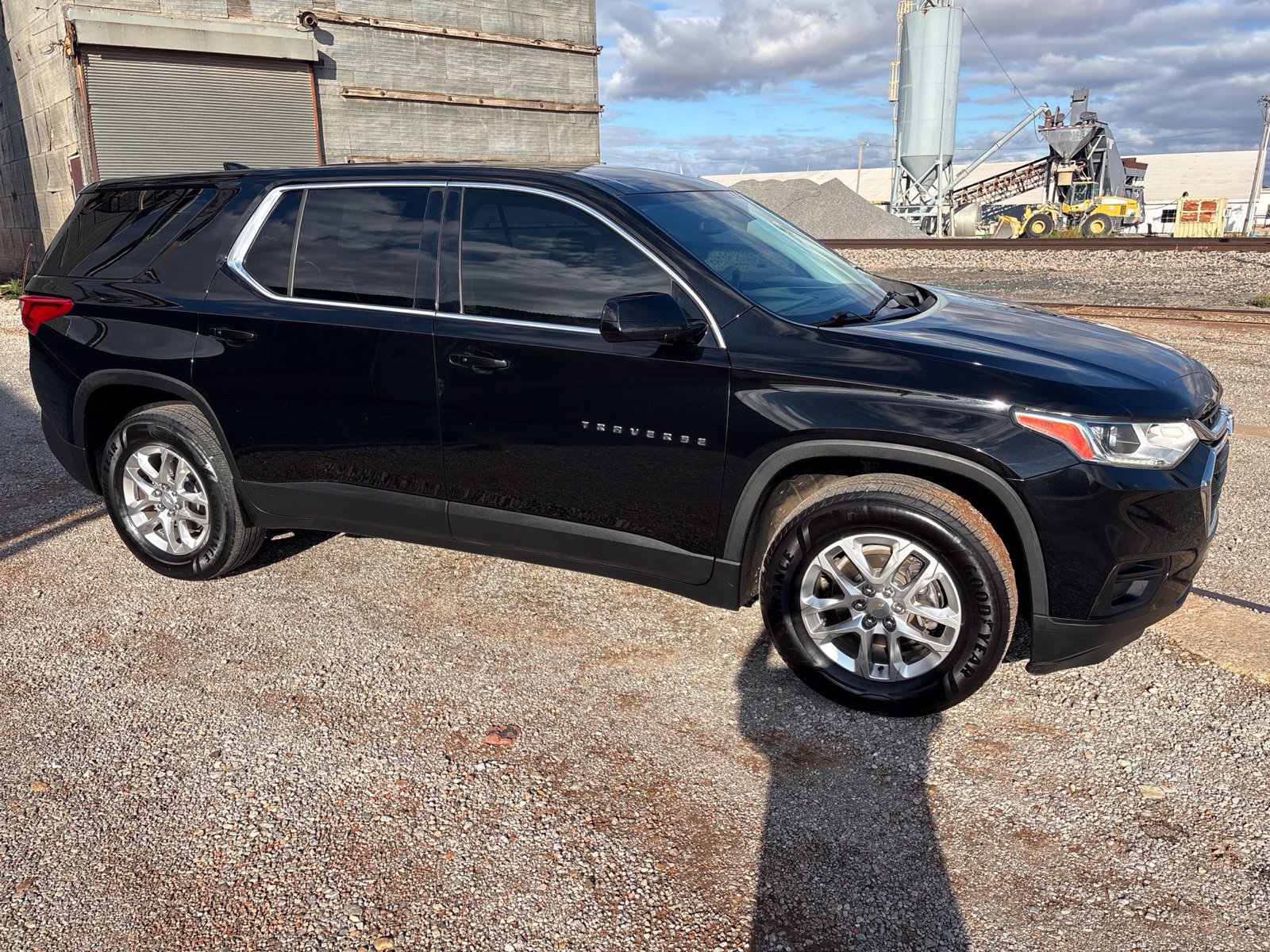 Used 2020 Chevrolet Traverse LS FWD image 2