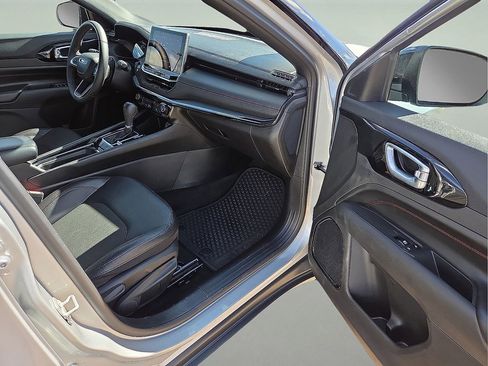 Used 2024 Jeep Compass Trailhawk image 12