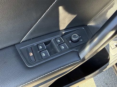 Used 2022 Volkswagen Tiguan SE R-Line image 12
