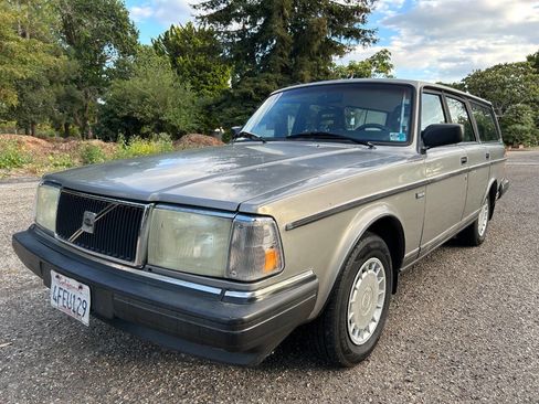 Used 1992 Volvo 240 Wagon RWD image 2