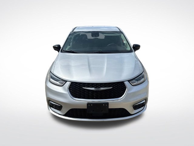 Used 2024 Chrysler Pacifica Touring-L FWD image 2