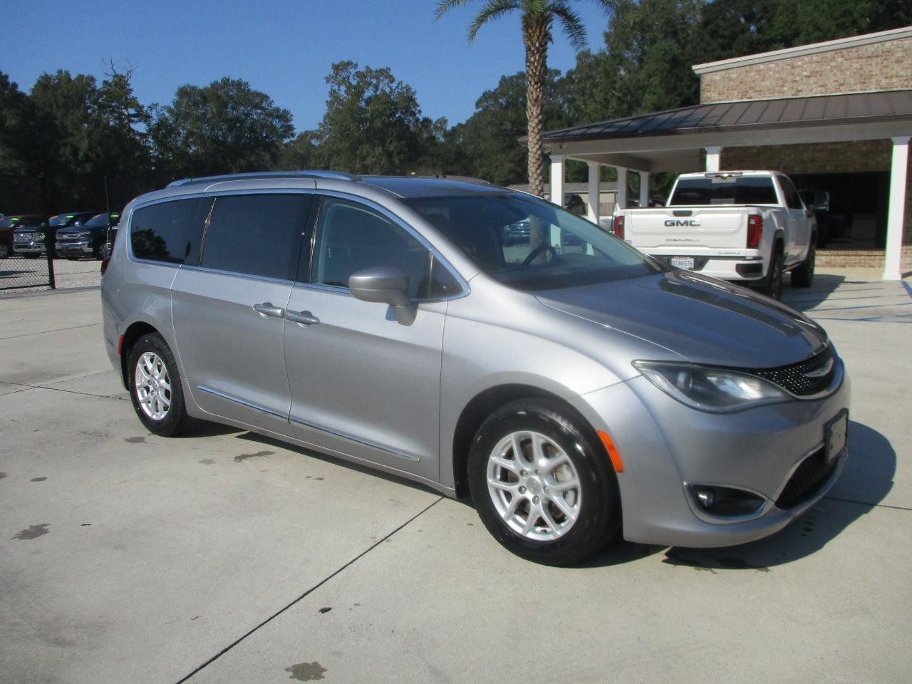 Used 2020 Chrysler Pacifica Touring-L FWD image 2