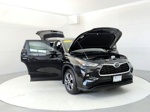 Certified 2024 Toyota Highlander XLE AWD/4WD image 9