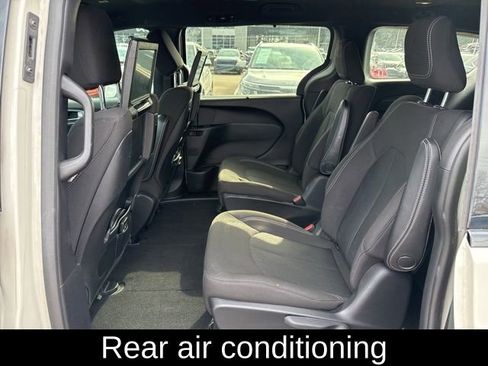 Used 2021 Chrysler Pacifica Touring w/ Uconnect Theater Family Group FWD image 16