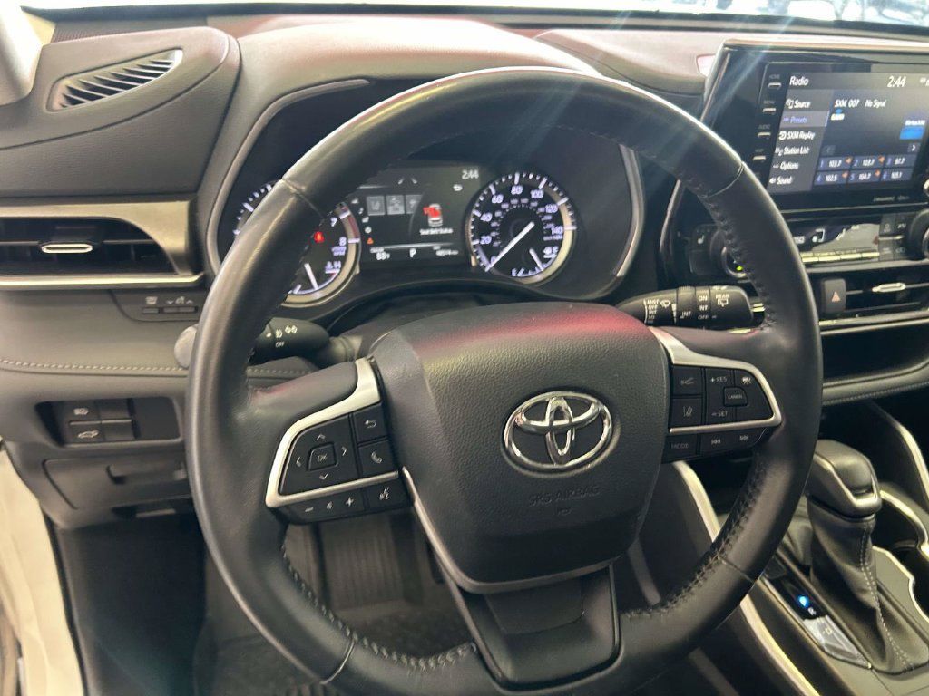 Used 2022 Toyota Highlander XLE FWD image 19