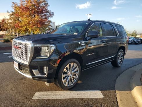 Used 2022 GMC Yukon Denali w/ Denali Premium Package image 3